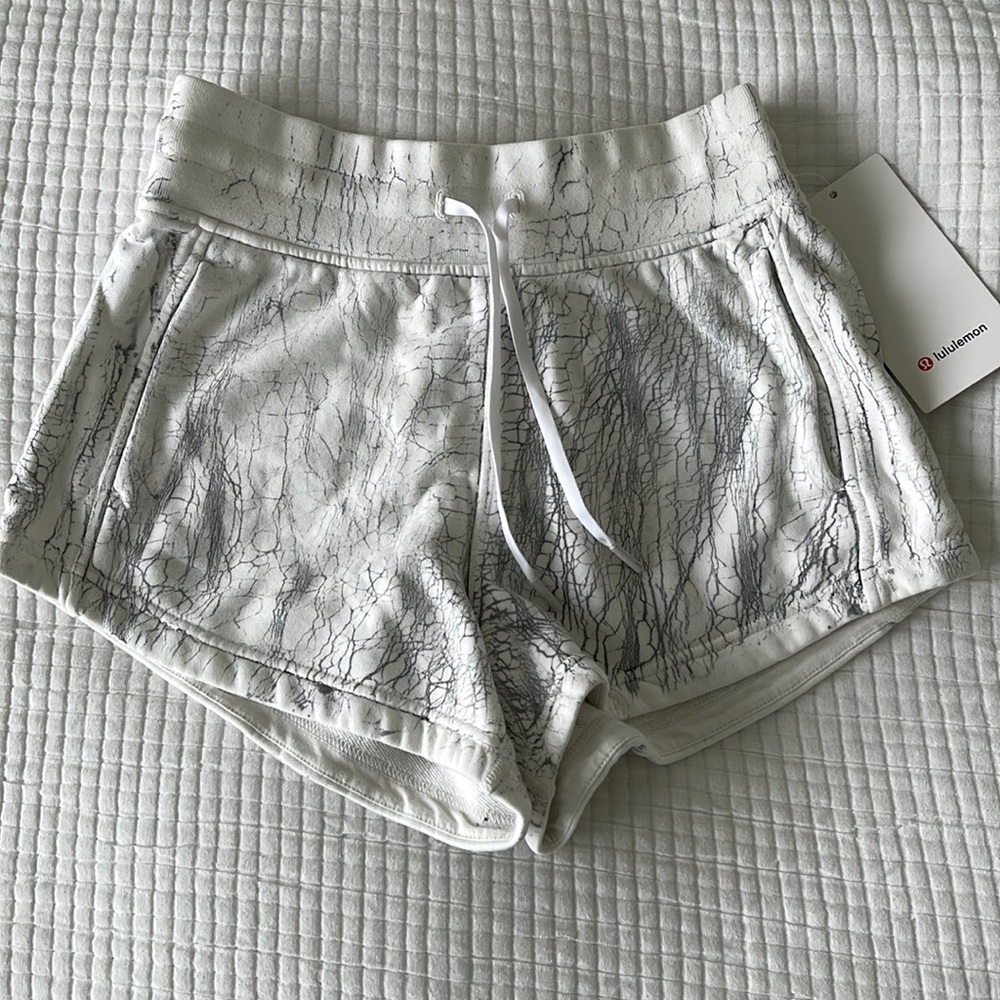LULULEMON Inner Glow HR shorts 3” Size 4